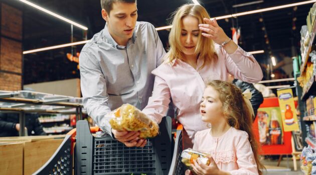 Famille vérifiant les labels alimentaires sur les produits.