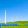 Éoliennes et panneaux solaires dans un paysage belge.