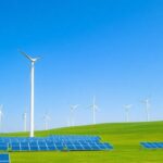 Éoliennes et panneaux solaires dans un paysage belge.