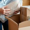 Personnes emballant des cartons pour un déménagement.
