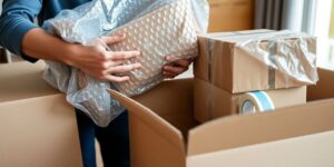 Personnes emballant des cartons pour un déménagement.