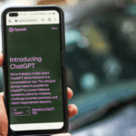 Indépendant travaillant sur un ordinateur portable avec IA.