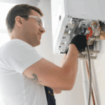 Outils de ramonage près d'une chaudière