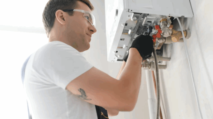 Outils de ramonage près d'une chaudière