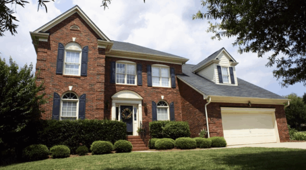 Maison enneigée avec lumières chaudes pendant les vacances d'hiver.