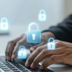 Personne protégeant ses données en ligne sur un ordinateur.