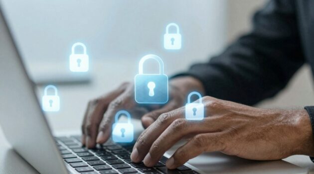 Personne protégeant ses données en ligne sur un ordinateur.