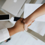 Couple examinant un contrat avec un prestataire en Belgique.