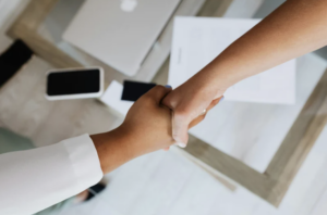 Couple examinant un contrat avec un prestataire en Belgique.