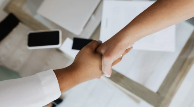 Couple examinant un contrat avec un prestataire en Belgique.