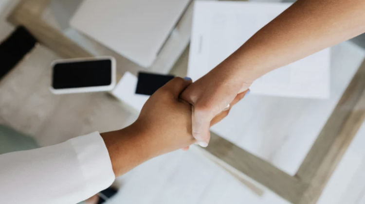 Couple examinant un contrat avec un prestataire en Belgique.