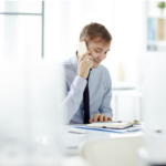 Personnes frustrées lors d'une interaction avec le service client.