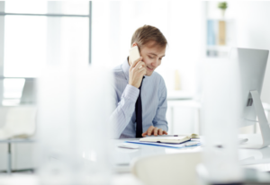 Personnes frustrées lors d'une interaction avec le service client.