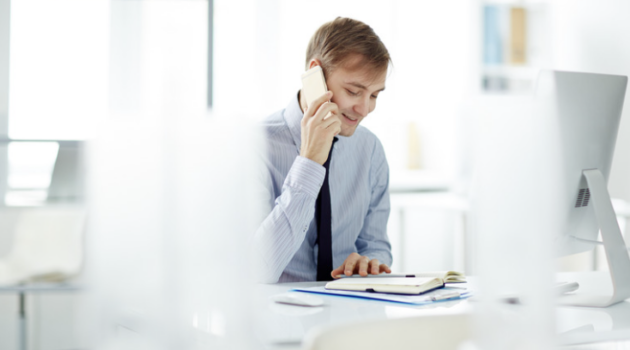 Personnes frustrées lors d'une interaction avec le service client.