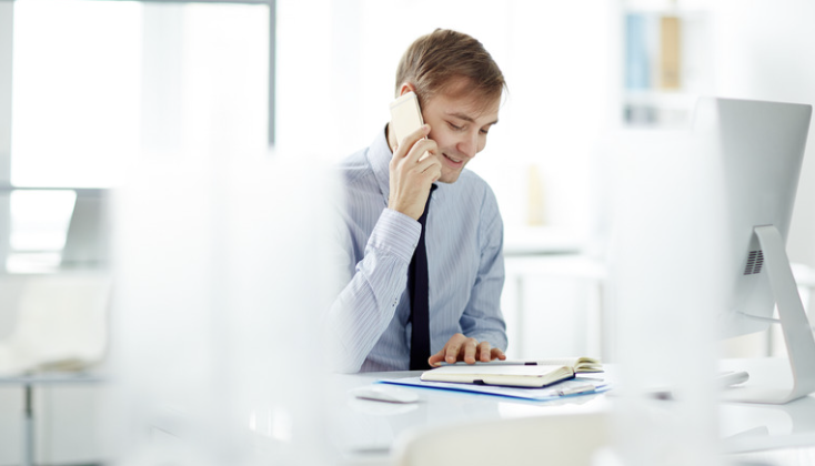 Personnes frustrées lors d'une interaction avec le service client.