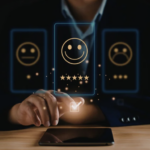 Service client souriant et client satisfait recevant un colis.