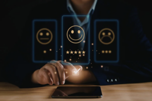 Service client souriant et client satisfait recevant un colis.