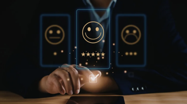Service client souriant et client satisfait recevant un colis.
