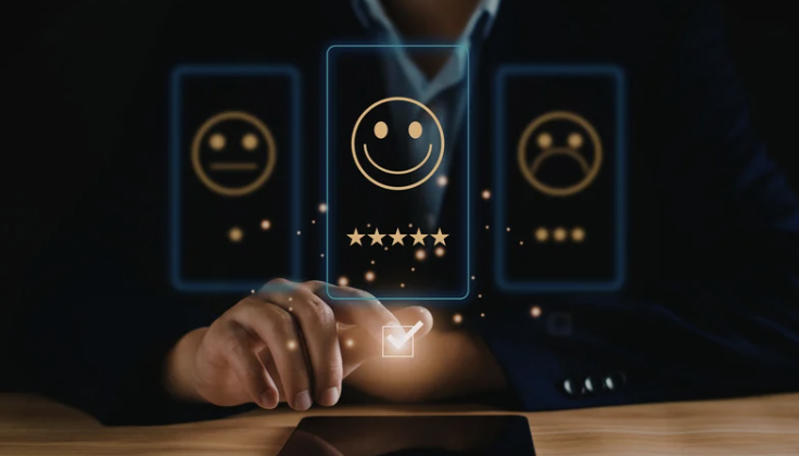Service client souriant et client satisfait recevant un colis.
