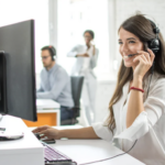 Service client moderne et souriant en 2026.