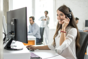 Service client moderne et souriant en 2026.