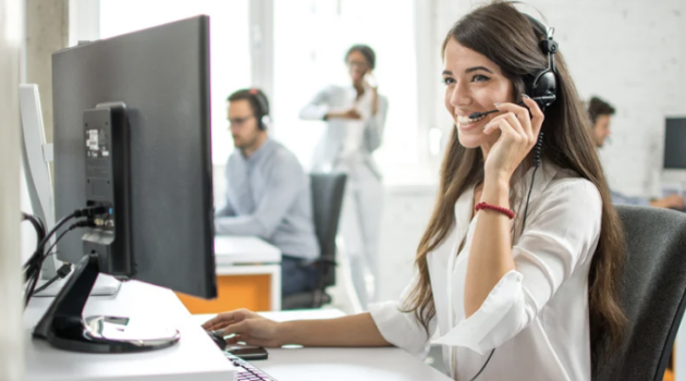 Service client moderne et souriant en 2026.