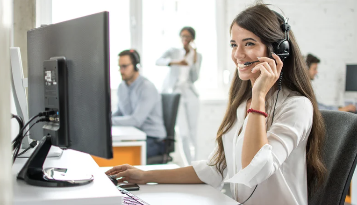 Service client moderne et souriant en 2026.