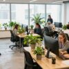 Personnes travaillant dans un espace de coworking lumineux et moderne.