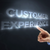 Client heureux interagissant avec un employé souriant.