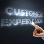 Client heureux interagissant avec un employé souriant.