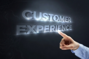 Client heureux interagissant avec un employé souriant.