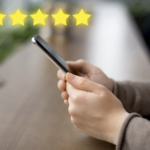 Avis clients positifs sur un smartphone