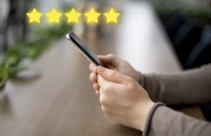 Avis clients positifs sur un smartphone