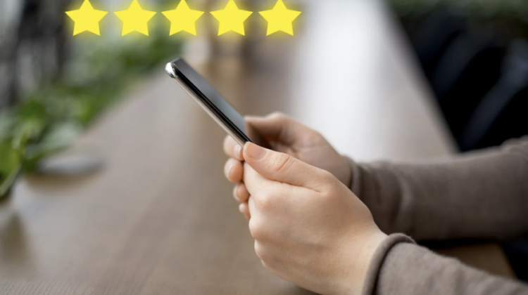 Avis clients positifs sur un smartphone