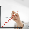 Service client souriant et client satisfait dans un magasin.