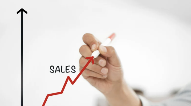 Service client souriant et client satisfait dans un magasin.