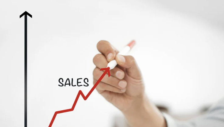 Service client souriant et client satisfait dans un magasin.