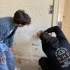 Maison en cours de rénovation avec outils et matériaux.