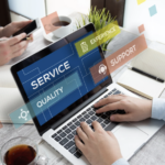 Personnes utilisant des appareils numériques dans un bureau moderne.