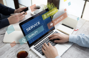Personnes utilisant des appareils numériques dans un bureau moderne.