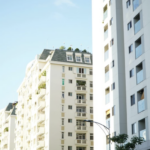 Personnes discutant devant un immeuble résidentiel moderne