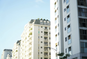 Personnes discutant devant un immeuble résidentiel moderne