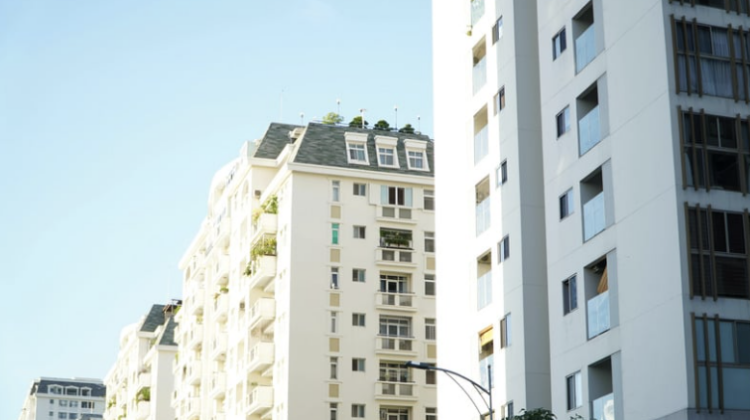 Personnes discutant devant un immeuble résidentiel moderne